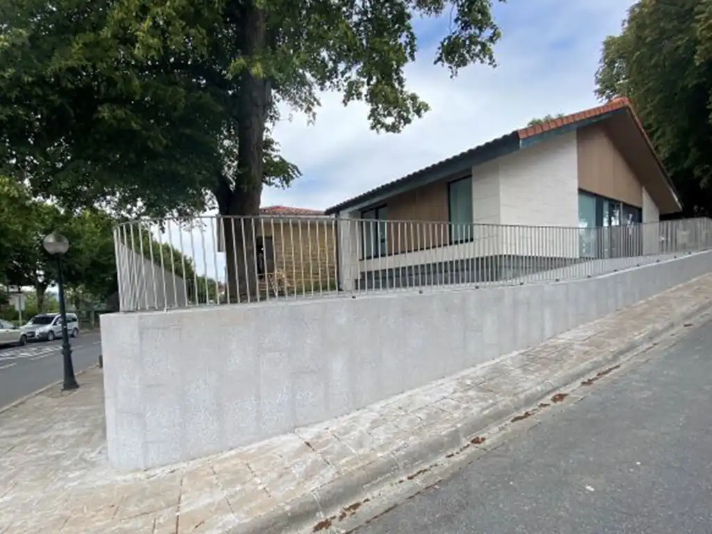 Reforma y adecuacion de edificio para consultorio medico 10