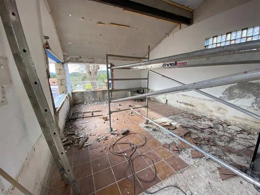 Reforma y adecuacion de edificio para consultorio medico 12