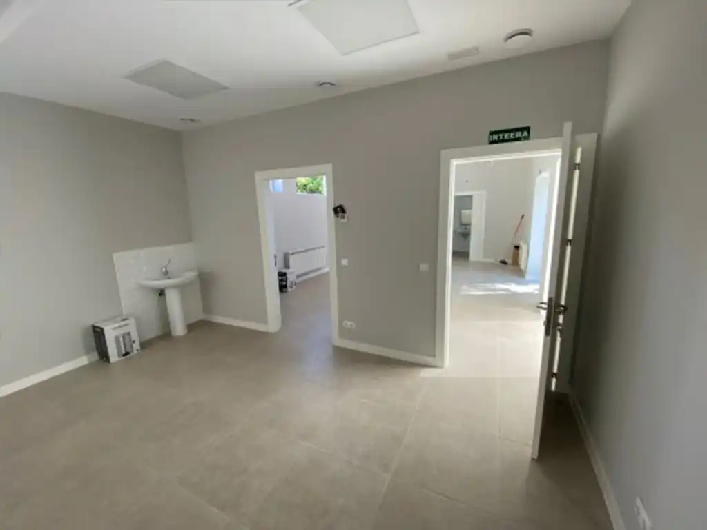 Reforma y adecuacion de edificio para consultorio medico 27