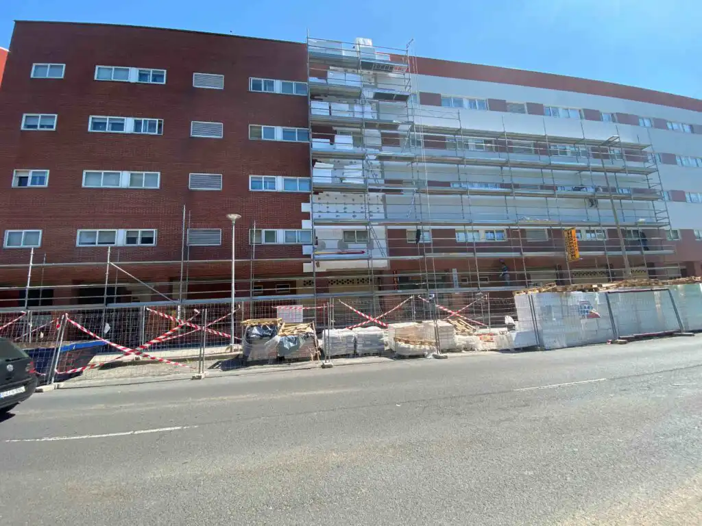 aislamiento de fachada SATE en edificio 5