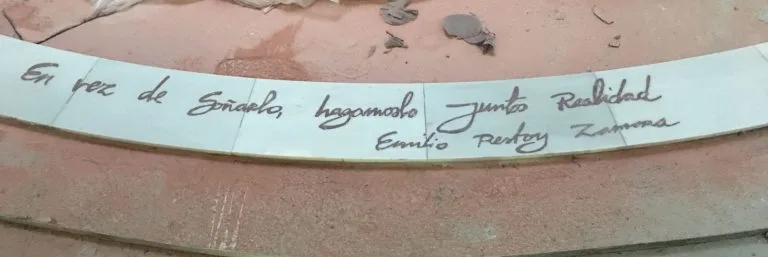 imagen grabado en marmol letras con resino 1