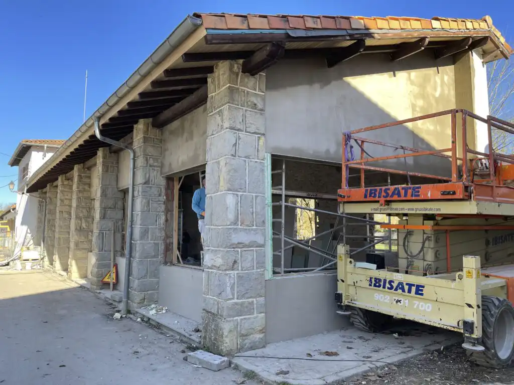 reforma de porche para habilitarlo como comedor 19