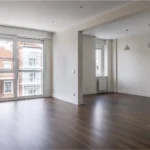 Reforma integral de vivienda en Burgos — salón reformado con acabados de calidad