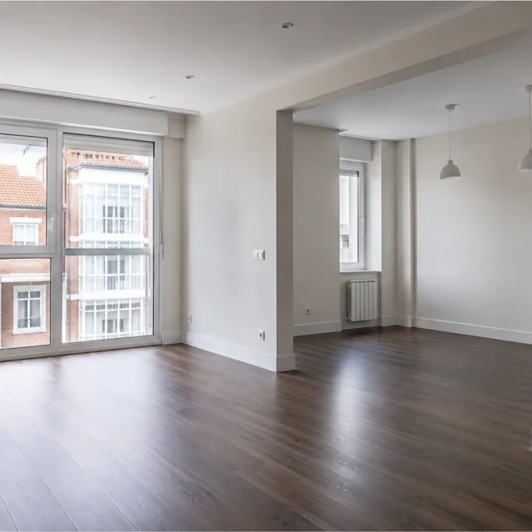 Reforma integral de vivienda en Burgos — salón reformado con acabados de calidad