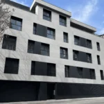 Fachada ventilada de piedra natural en edificio de viviendas en Burgos