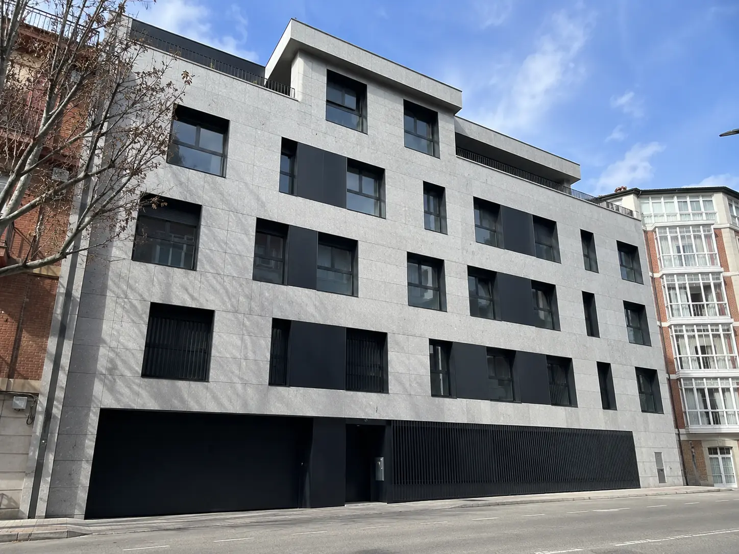 Fachada ventilada de piedra — Rehabilitación de fachadas en Burgo Fachada ventilada de piedra natural en edificio de viviendas en Burgos